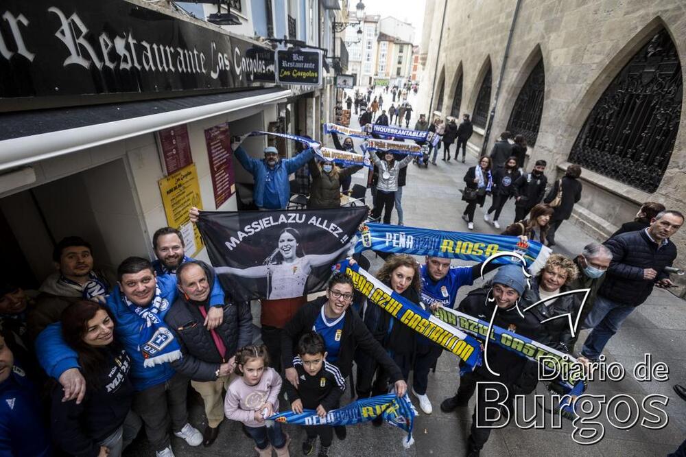 Miles de aficionados de Oviedo tiñeron de azul las calles de Burgos y el Fondo Norte de El Plantío
