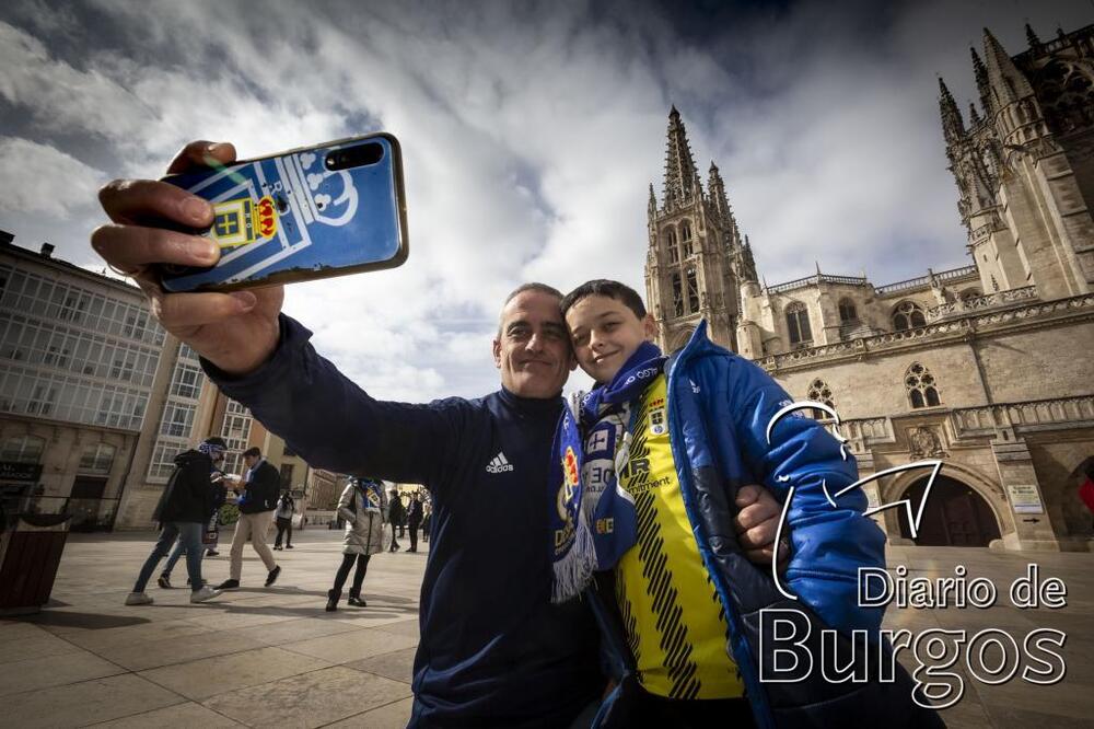 Miles de aficionados de Oviedo tiñeron de azul las calles de Burgos y el Fondo Norte de El Plantío  / CHRISTIAN CASTRILLO