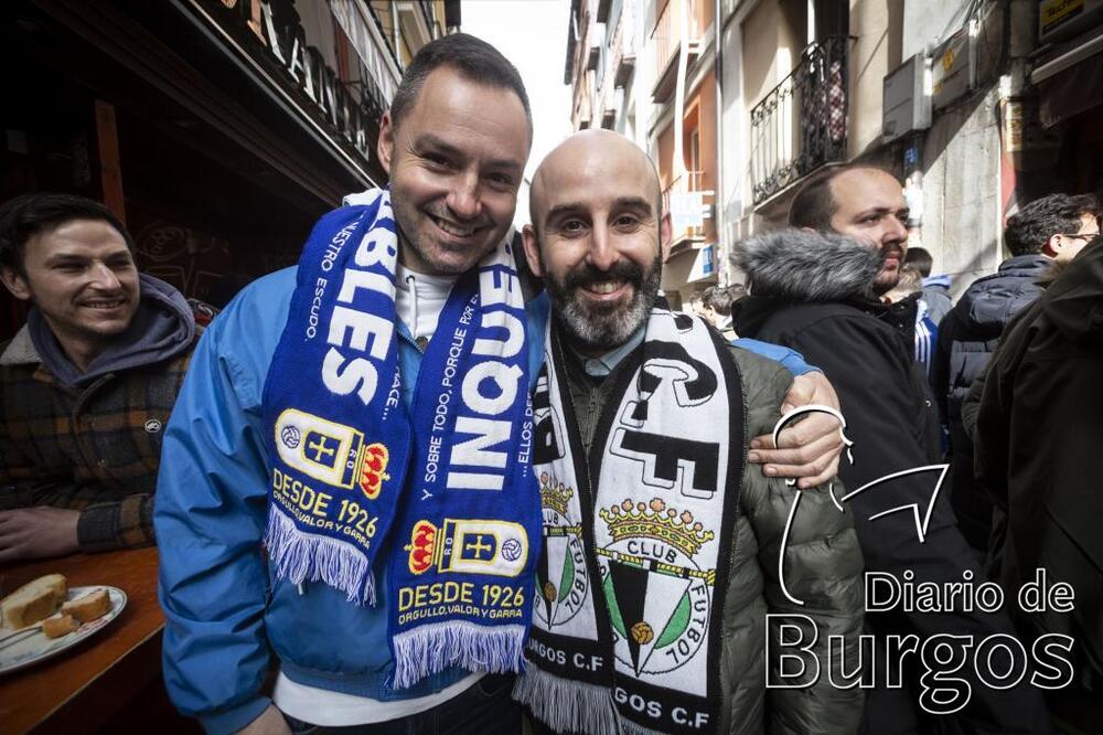 Miles de aficionados de Oviedo tiñeron de azul las calles de Burgos y el Fondo Norte de El Plantío  / CHRISTIAN CASTRILLO