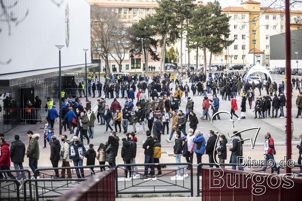 Miles de aficionados de Oviedo tiñeron de azul las calles de Burgos y el Fondo Norte de El Plantío  / CHRISTIAN CASTRILLO