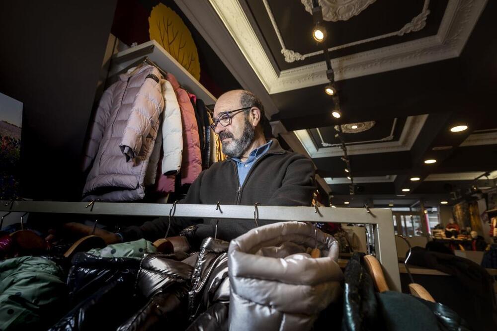 Fernando Zatón, presidente de la asociación de comerciantes de Miranda, en su tienda de ropa Truko.