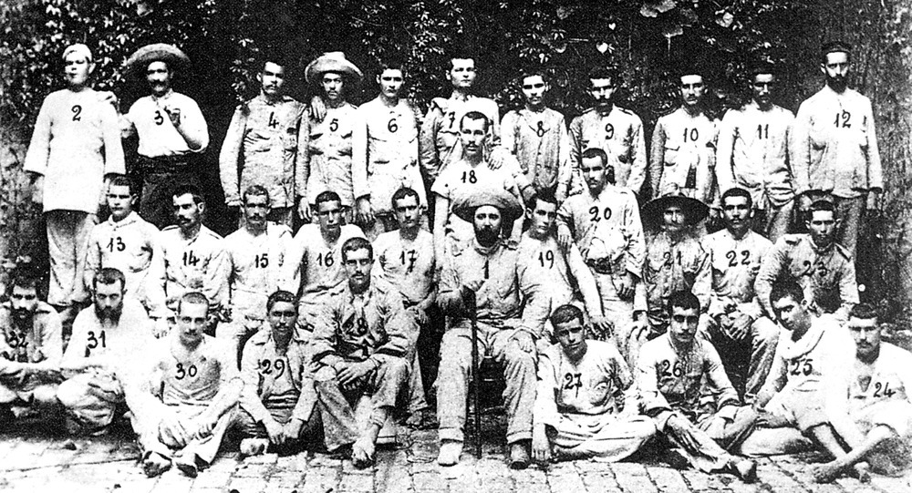 Los supervivientes de la gesta, en Manila, antes de su regreso a España. El burgalés es el número 19.
