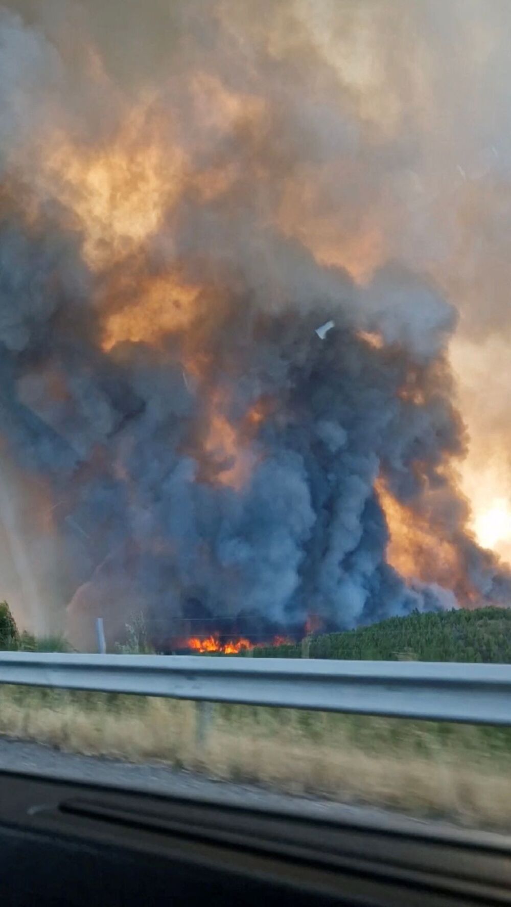 Flames and smoke rise along the side of a highway in Verin  / TWITTER @MARTAVEGA