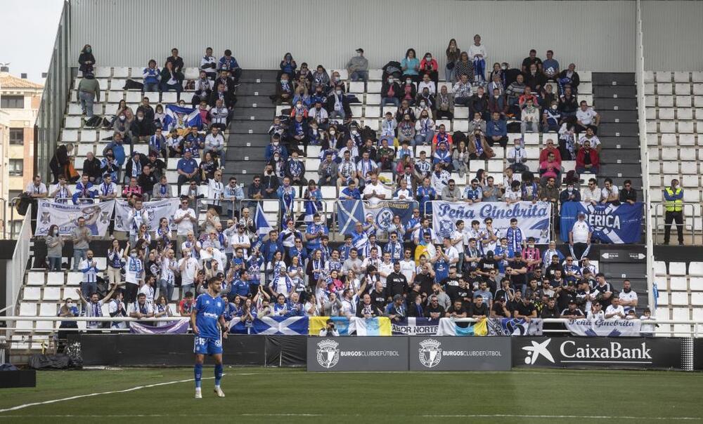 Aficiones del Burgos CF y del CD Tenerife durante el partido de ayer en El Plantío. 