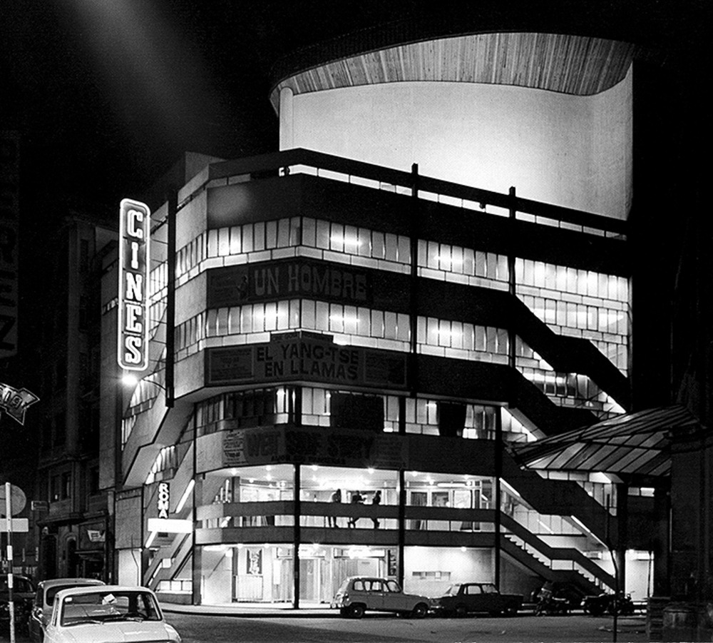 Vista nocturna de los extintos cines Consulado y Goya, en la calle San Pablo.  / Diario de Burgos
