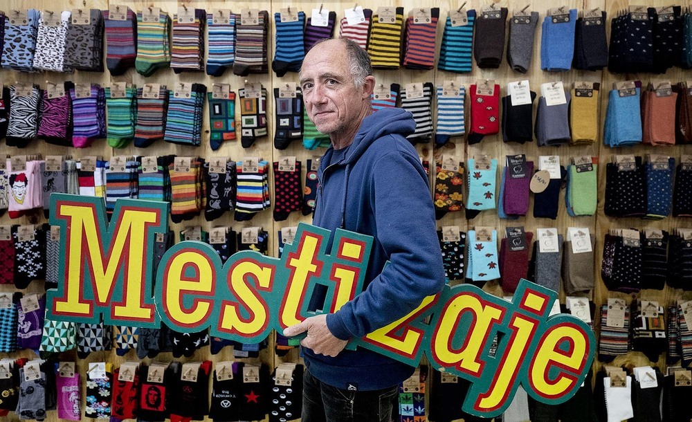 Roberto Rey, rey de los calcetines fabricados en Pradoluengo que cuentan historias | Noticias de Burgos