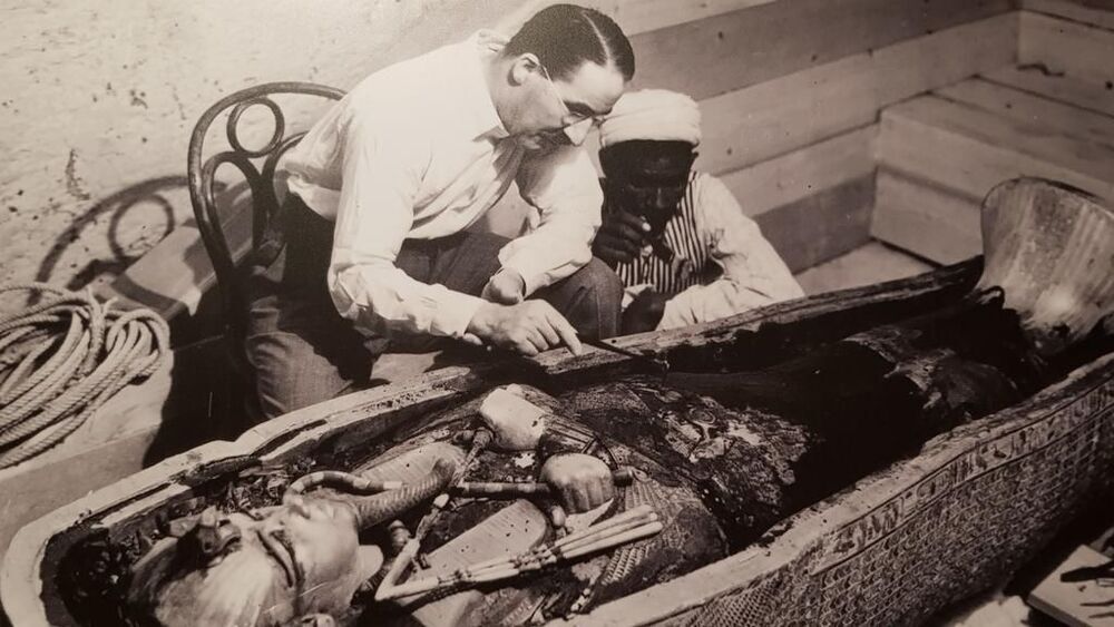 Howard Carter durante los trabajos de investigación de la tumba de Tutankamón, en 1922.