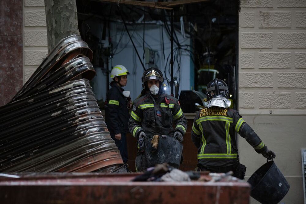 Cuatro heridos en un incendio en el centro de Barcelona