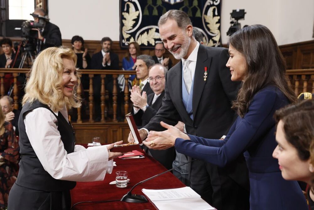  La actriz hispanoargentina Cecilia Roth (i) recibe el Premio Cervantes en nombre de la escritora uruguaya Cristina Peri Rossi de manos de los Reyes Felipe VI y Letizia