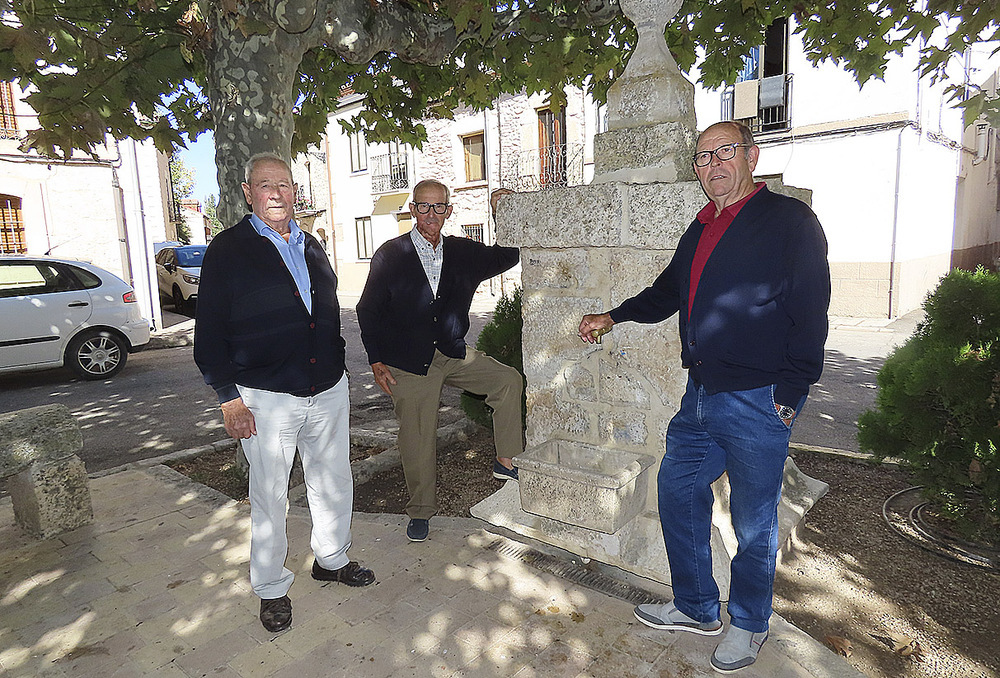 Antonio García, Jesús Melero y Ernesto Hernando formaron parte de los jóvenes que arreglaron las calles de Milagros. 