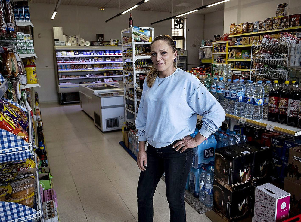 Tras tener tienda seis años en Pedrosa del Príncipe, Neli ha cogido un supermercado de Villadiego y está muy contenta. 