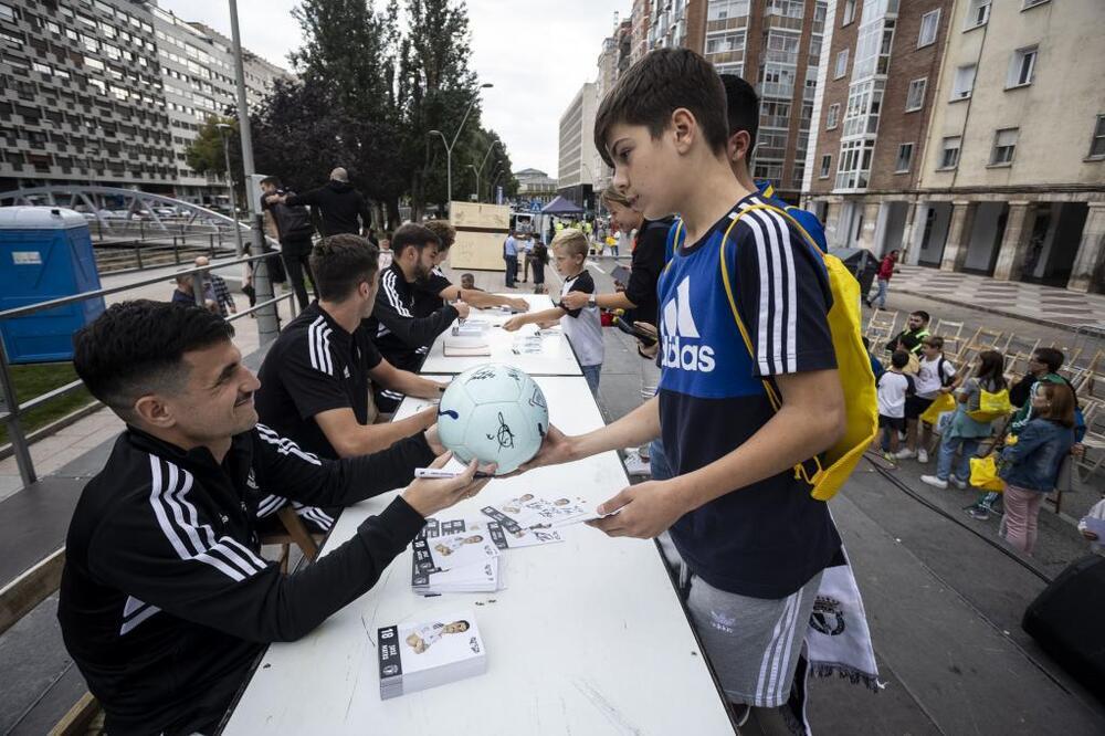 Futbolistas del Burgos CF firmando autógrafos en Reyes Católicos. 