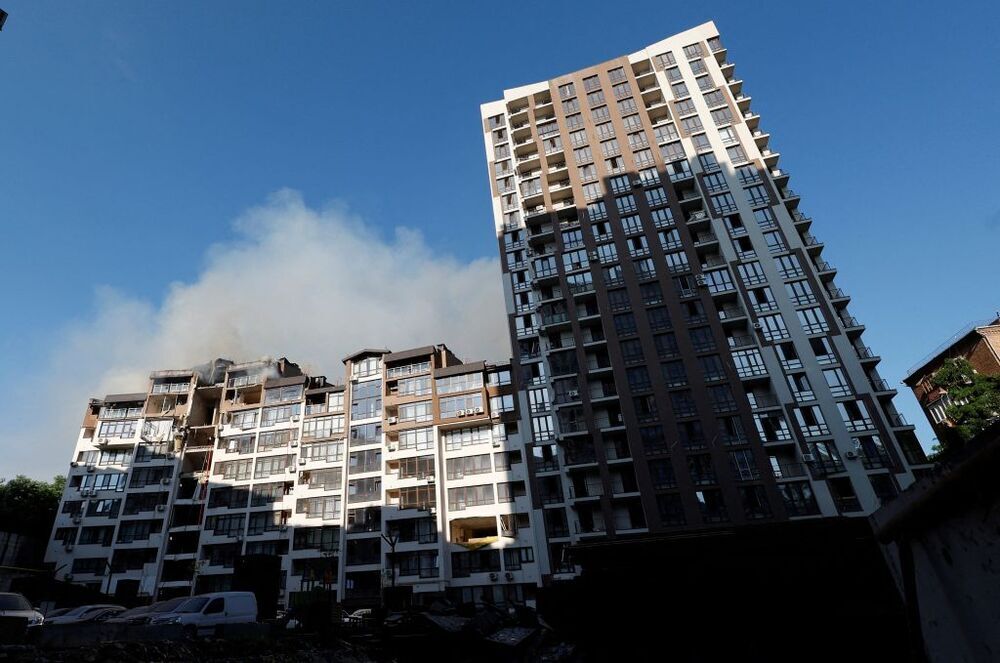 Un misil ruso impacta en un bloque de viviendas en Kiev