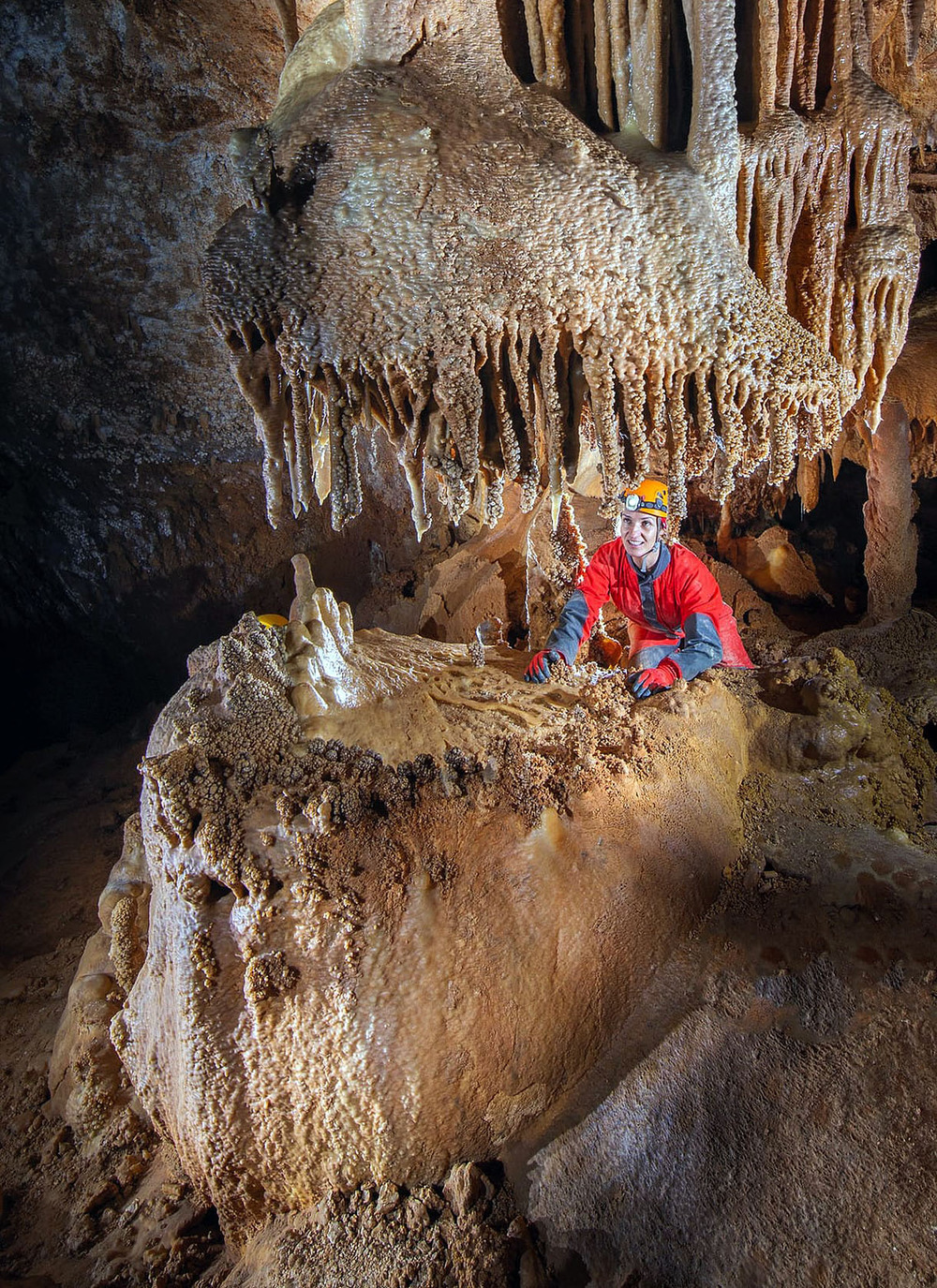 Una antigua integrante del GEM posa en Paño, la cueva estrella del grupo, descubierta por sus fundadores en 1991.