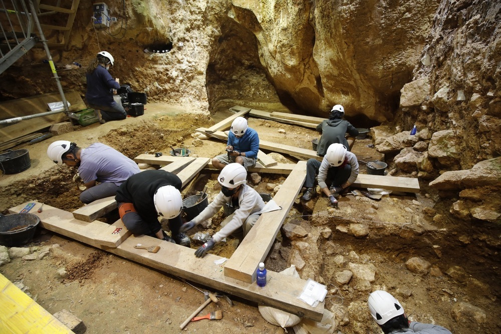 Científicos excavando en Sima del Elefante