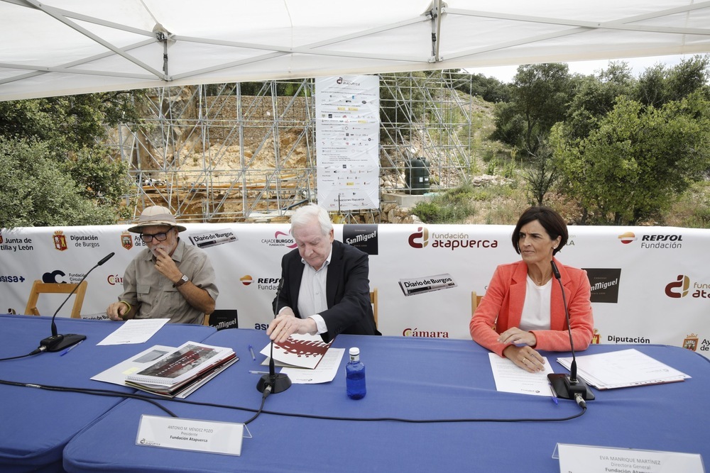 Eudald Carbonell (i), el presidente de la Fundación Atapuerca, Antonio Méndez Pozo, y Eva Manrique, directora de la institución