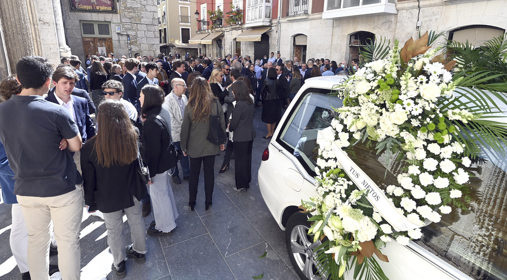 Funeral de José Antolín en la iglesia de San Lorenzo.  / RICARDO ORDÓÑEZ (ICAL)