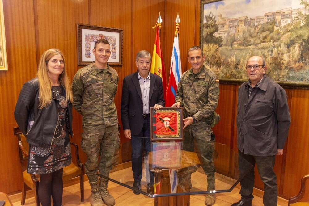  El teniente coronel Juan José Pereda López, que además es medinés, y el cabo David Capitán entregan al alcalde una réplica de la Bandera Roger de Flor I de Paracaidistas.