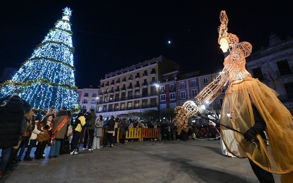 La iluminación navideña se ha inaugurado hoy en Burgos. 