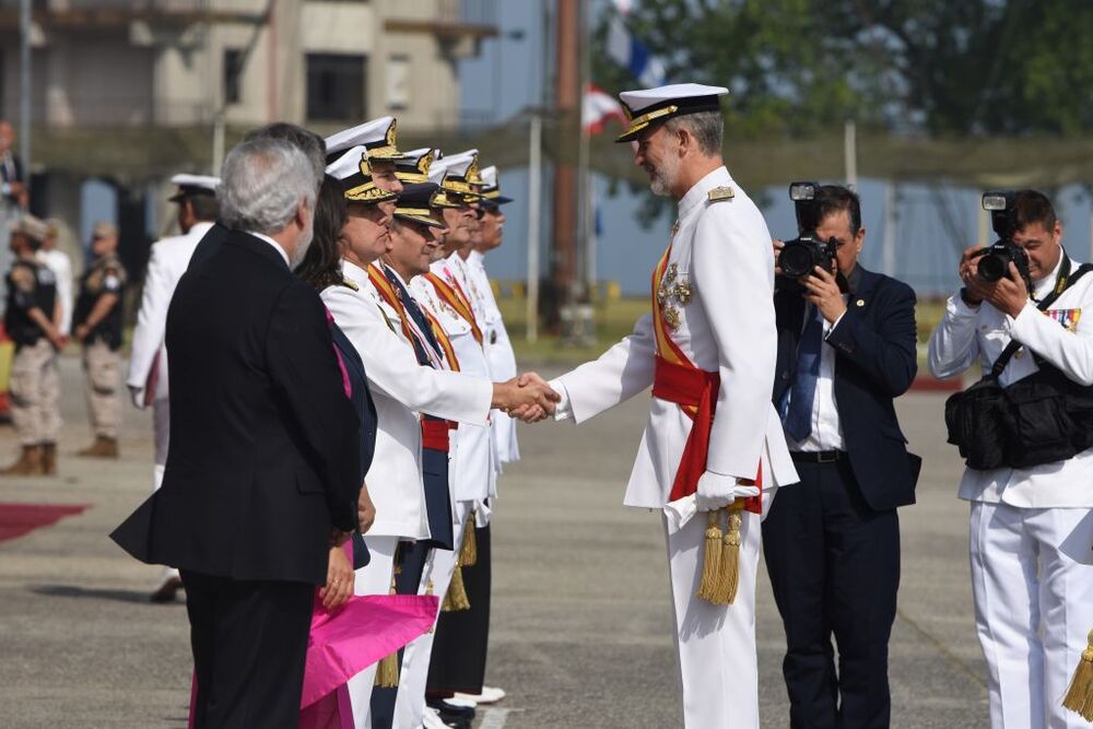 Felipe VI preside la entrega de Reales Despachos a los nuevos oficiales de la Armada   / GUSTAVO DE LA PAZ