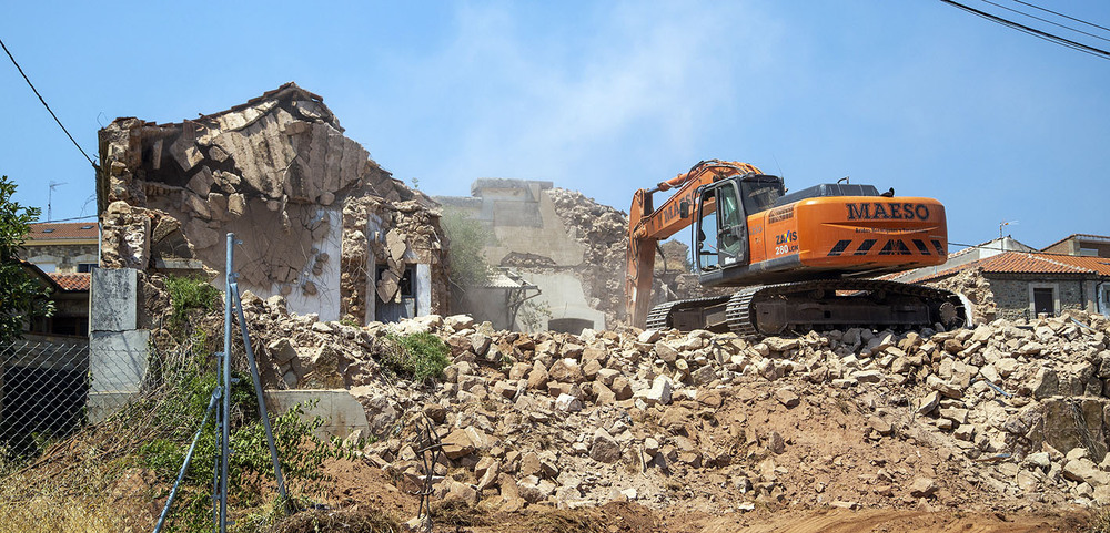 Las labores de demolición comenzaron a realizarse por la parte trasera del inmueble. 