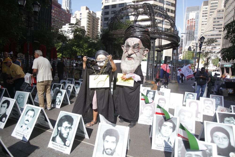 Cientos de iraníes se manifiestan contra Raisí a pocos metros de la ONU  / CARLOS LEMOS