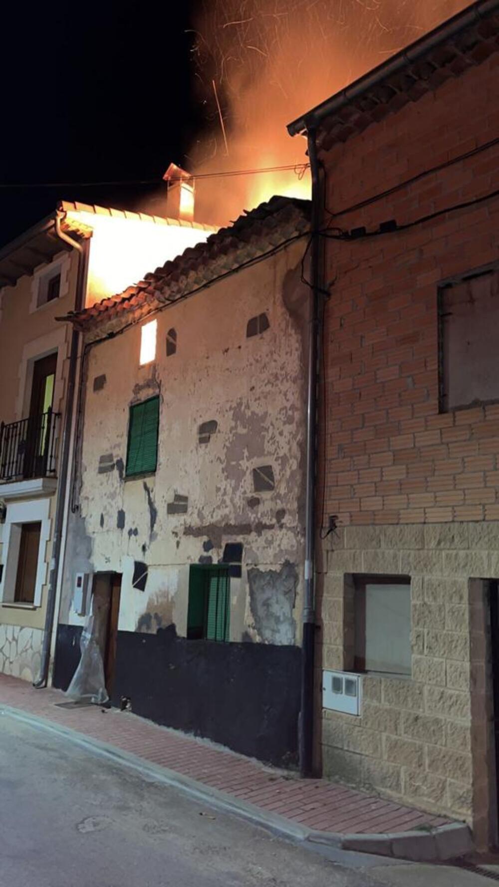 El fuego devora una casa en Quintanilla del Agua   / Diario de Burgos