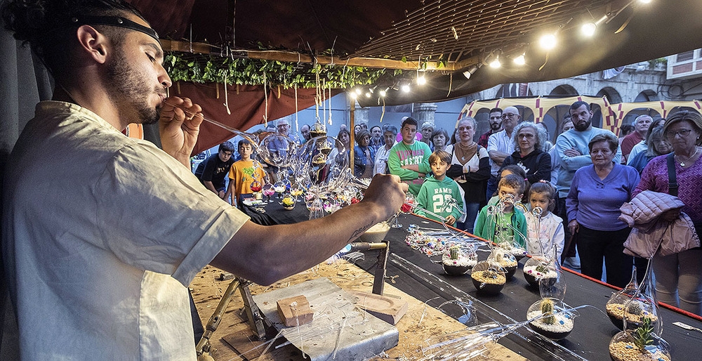 El mercado acogió puestos y talleres artesanos como el de soplado de vidrio. 