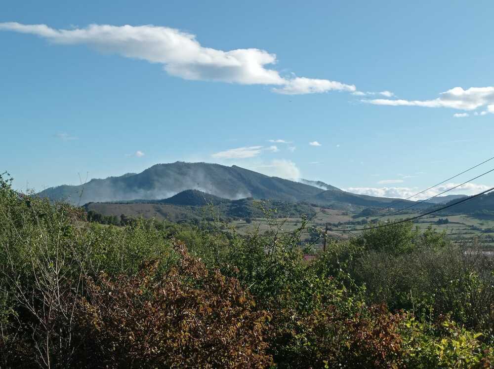 El panorama de los montes de Mena esta mañana es muy diferente al de fuego y viento de ayer por la noche.