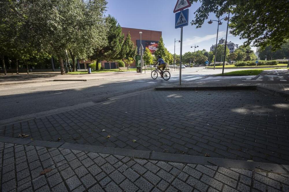 Este paso ciclista sin semáforo frente a Alcampo es peligroso.  / LUIS ROMÁN