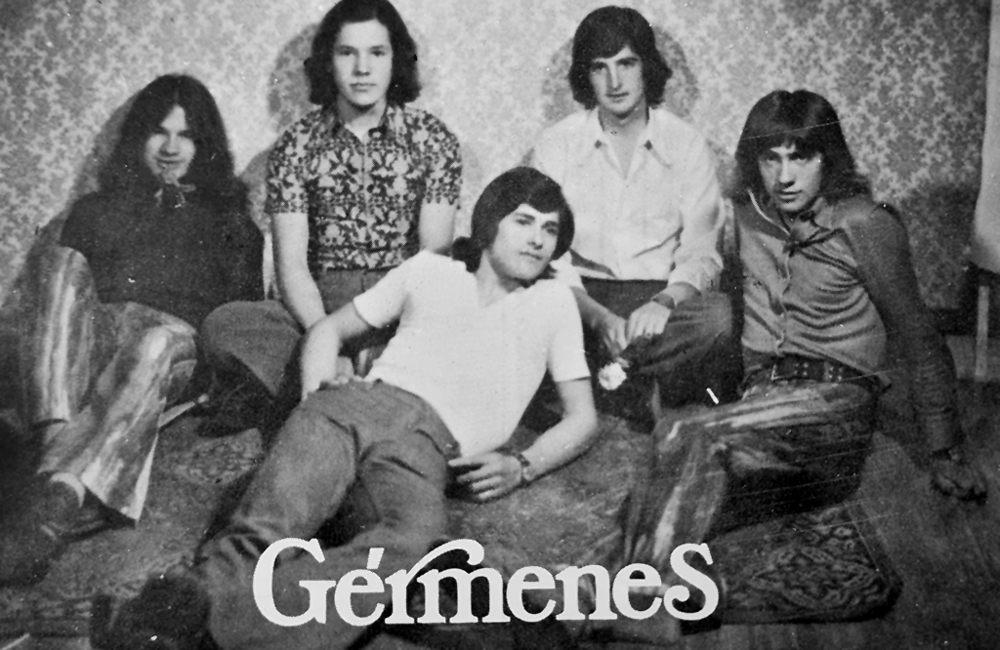 En una foto promocional para carteles y postales, Gérmenes eran ya unos jóvenes melenudos con pantalones de campana. 