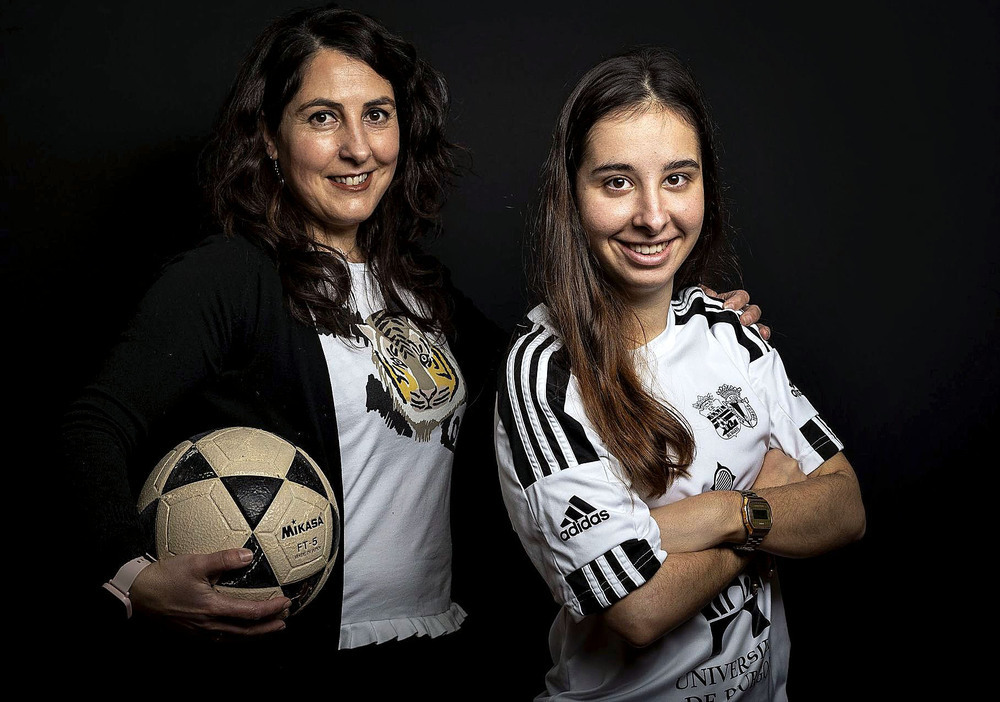 Almudena Santamaría, con uno de los balones Mikasa con los que jugaba en el Rayo Burgalés, y su hija, Andrea González. 