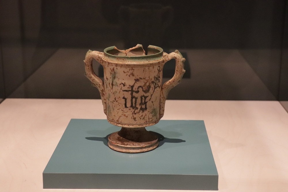 Copa de cerámica verde y manganeso, del siglo XV y procedente del convento de San Pablo (Museo de Burgos)
