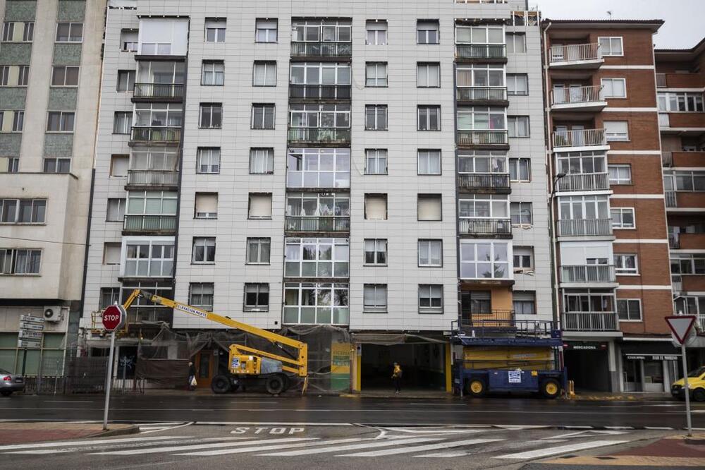 Los residentes en el bloque número 3 no ven cerca el fin de las obras.