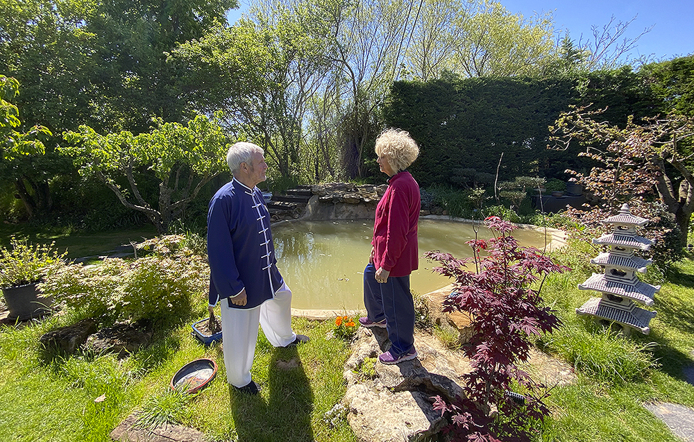 Un pequeño jardín zen proporciona la calma que buscan en Cornudilla los participantes de los cursos. 