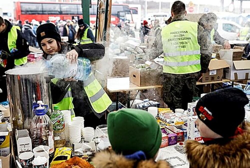 Un grupo polaco de residentes sirve bebida y comida a todos aquellos que buscan asilo en el territorio. 