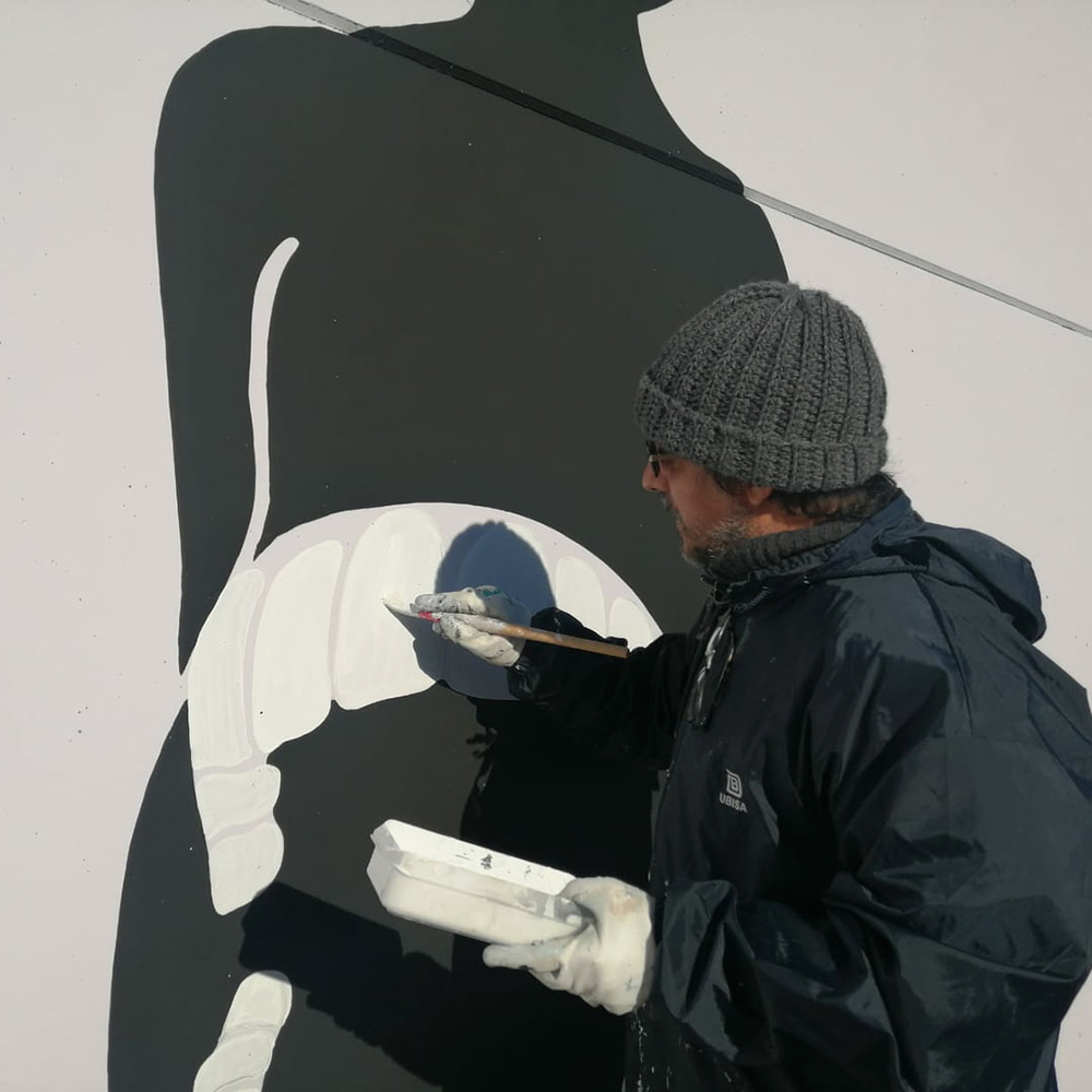 El artista burgalés realizando su primer mural urbano. 