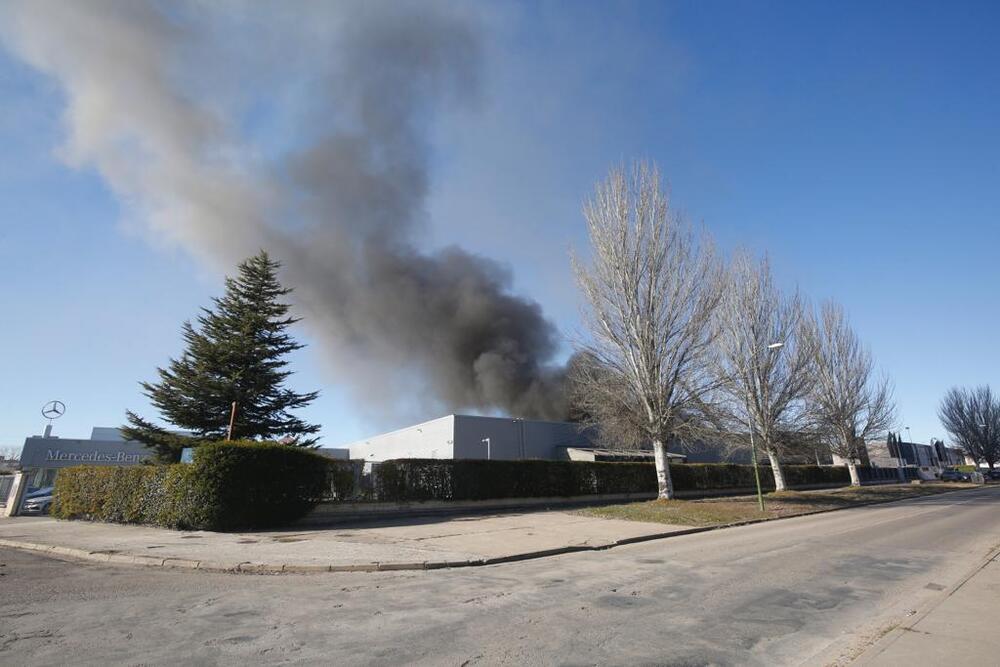 El fuego arrasa un taller en el concesionario de la Mercedes