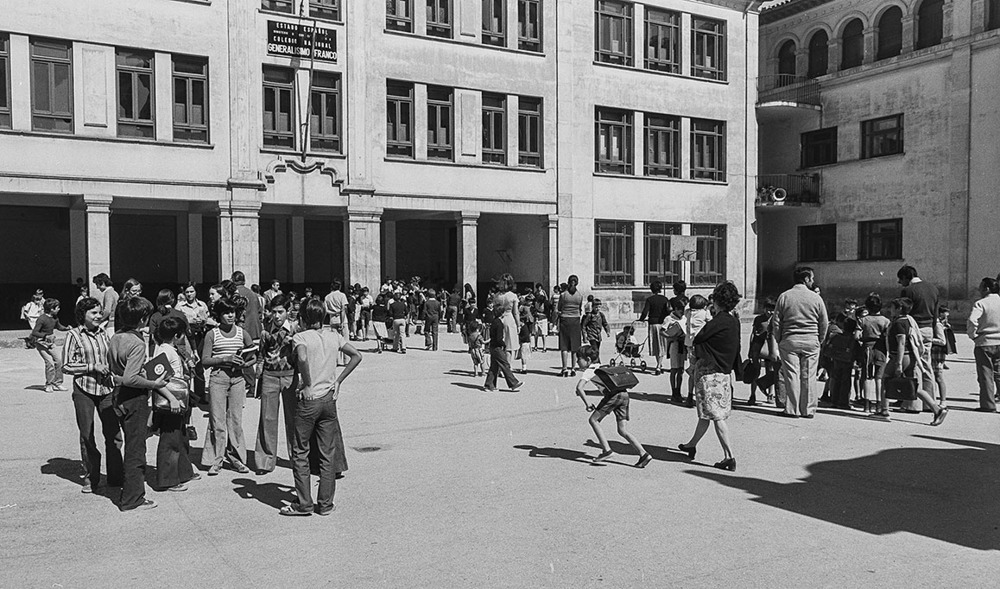 Un nutrido grupo de escolares, a la salida de clase en el colegio Generalísimo Franco, en la primavera de 1977. 