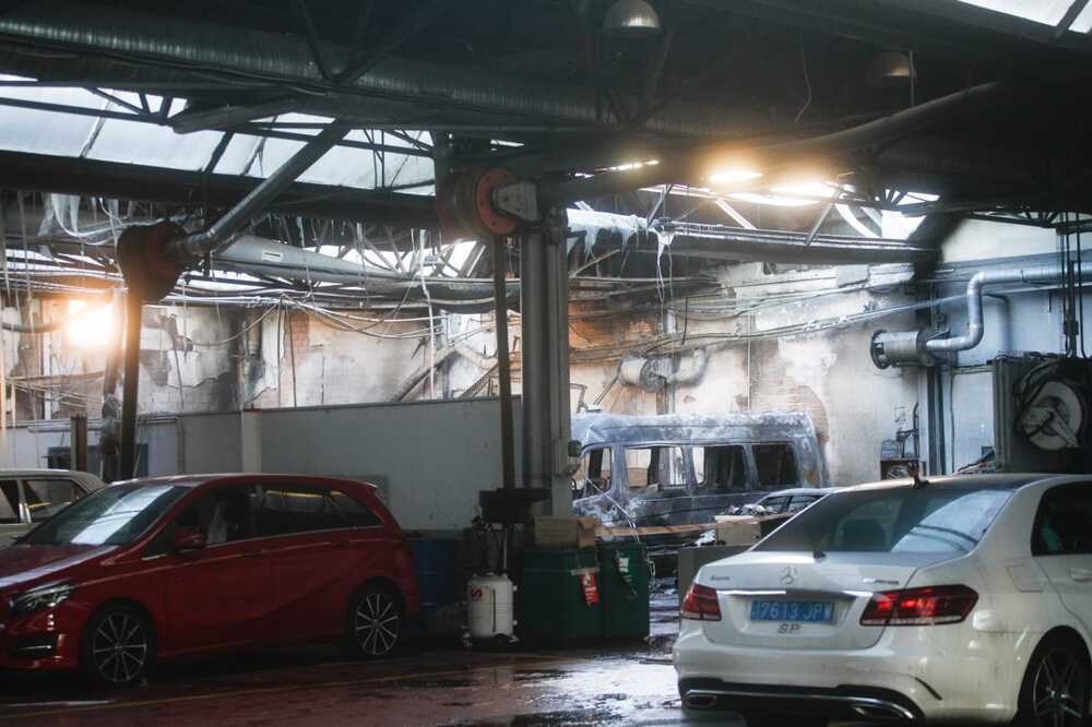 El fuego en el taller de la Mercedes ha quemado 6 vehículos