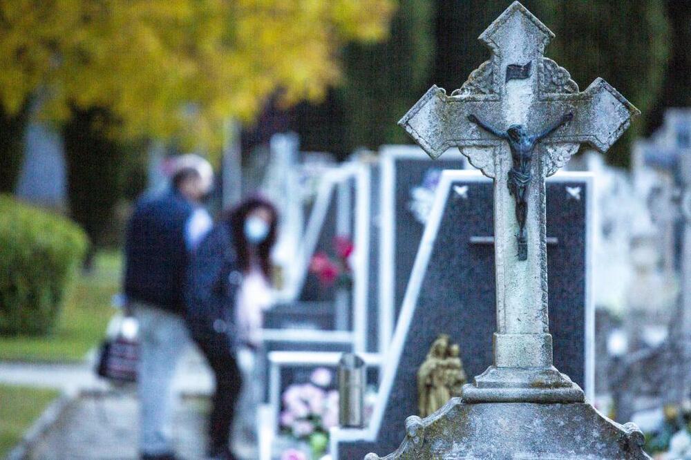 Detenido por causar daños en las lápidas de un cementerio