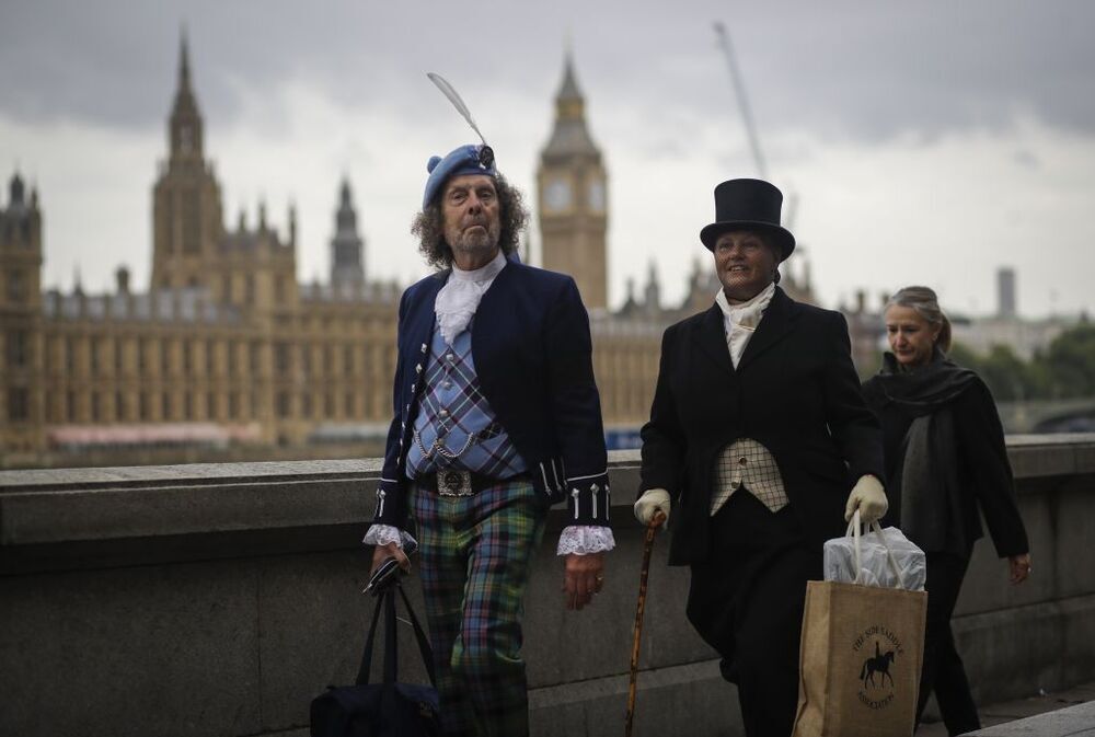 Miles de personas dan su último adiós a Isabel II en Westminster