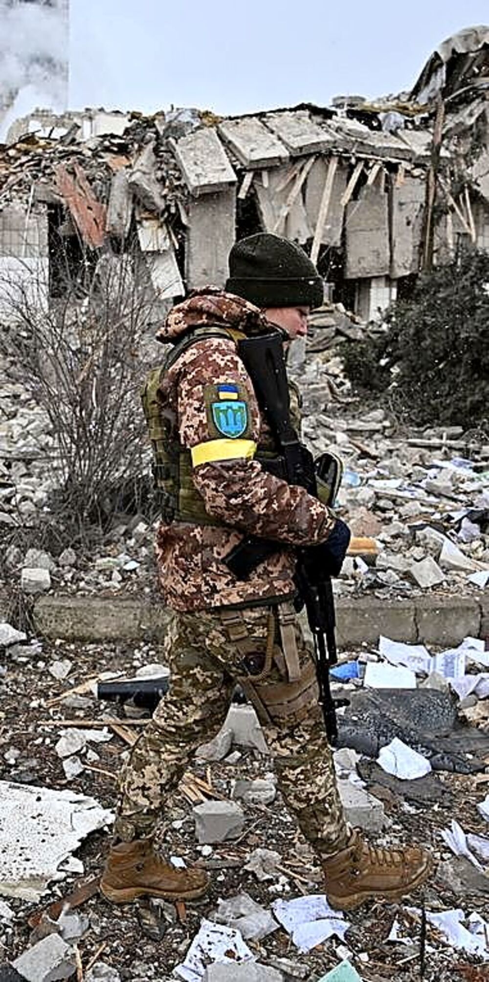 Un soldado, entre escombros.  / VIACHESLAV RATYNSKYI VÍA REUTERS