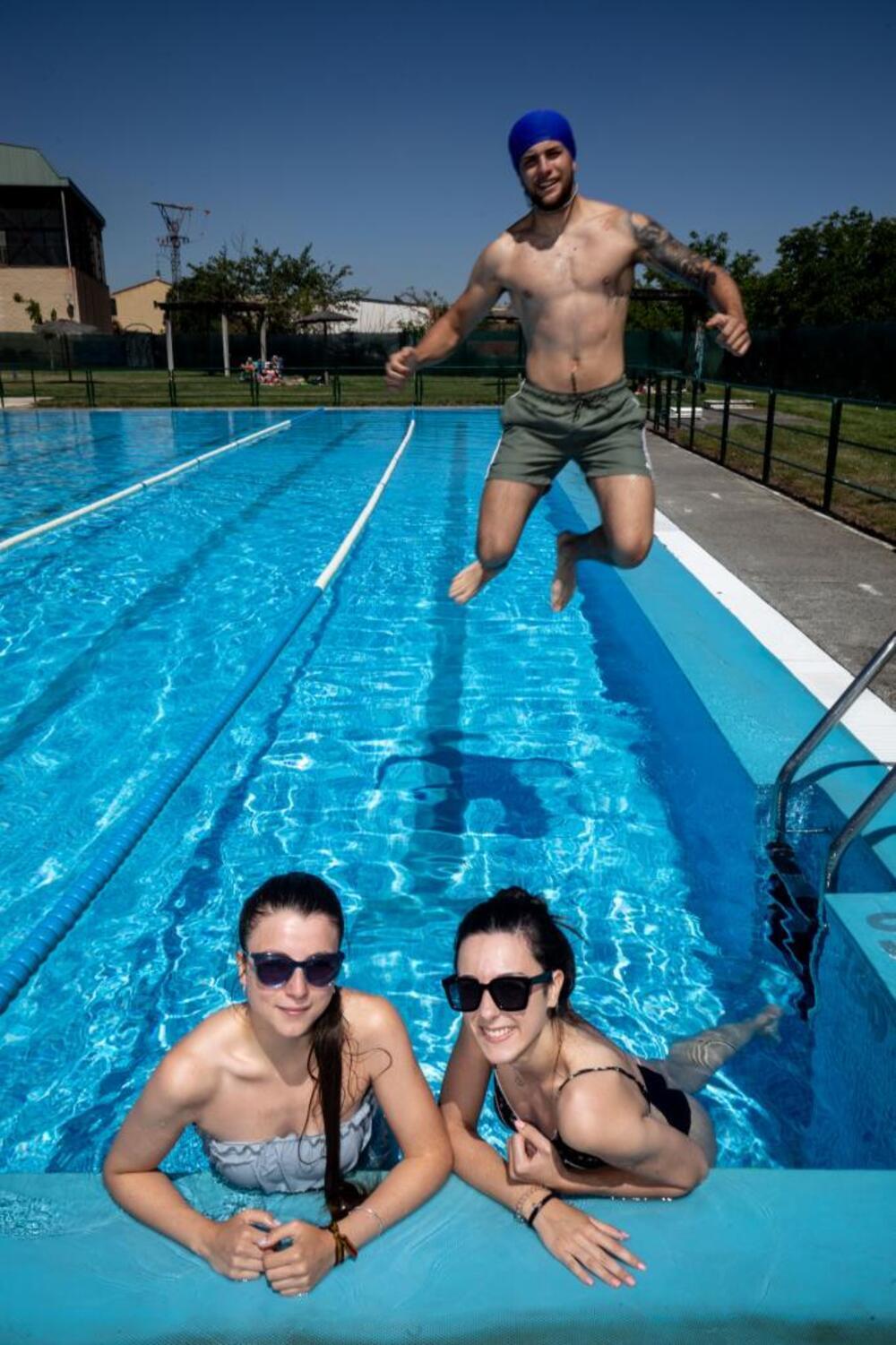 La gestión privada está dando otro aire a la piscina de Belorado, que vuelve a tener bar y actividades.