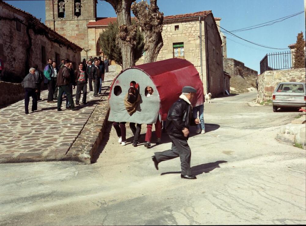 La Tarasca trota por las calles de Hacinas en el año 93.