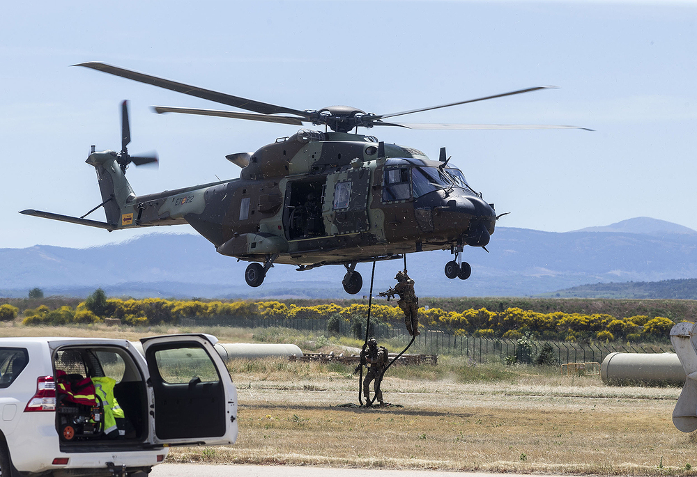 Militares descienden de un helicóptero NH90 mediante la técnica del ‘fast-rope’.   / ALBERTO RODRIGO