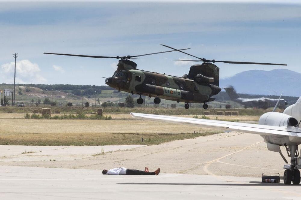 El Mando de Operaciones Especiales del Ejército de Tierra simula en Burgos un rescate de rehenes.  / ALBERTO RODRIGO