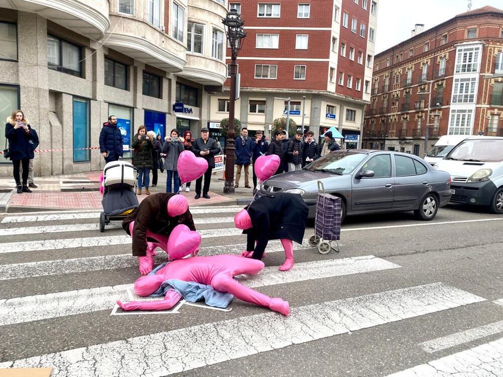 Teatralización en la calle Madrid de la campaña de concienciación frente a los atropellos.
