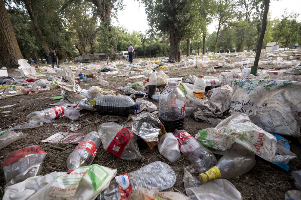 Los servicios de limpieza se afanan en recoger la ingente cantidad de residuos con la que ha amanecido el parque de El Parral. 