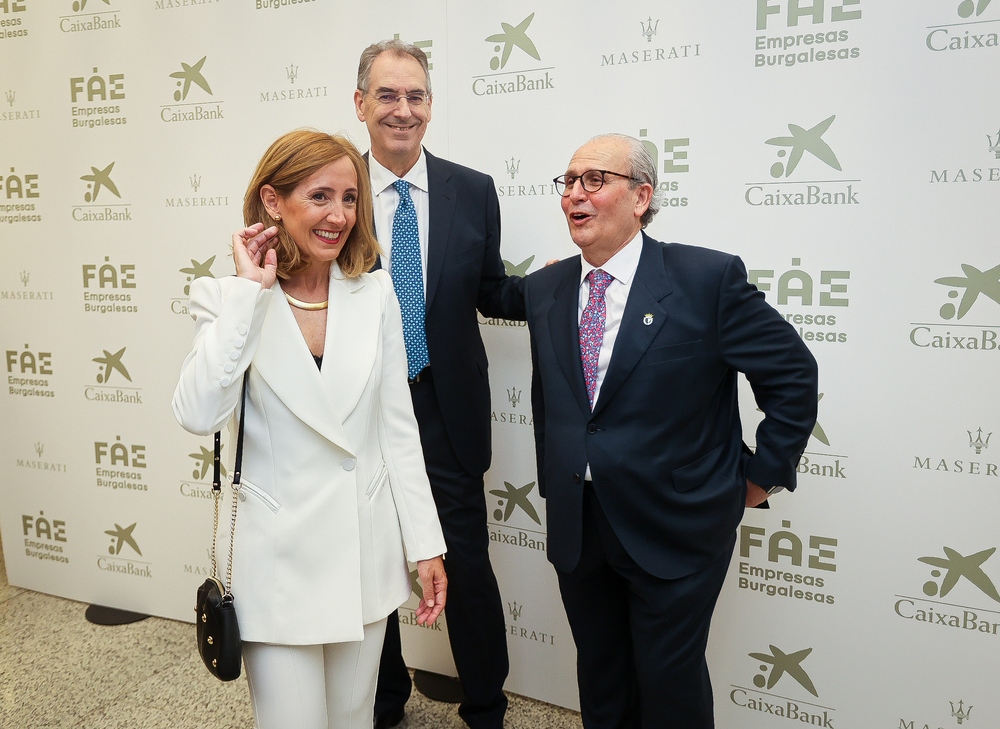 Carmen Pinto (Nicolás Correa), junto al presidente de FAE, Miguel Ángel Benavente (centro) e Ignacio San Millan (Asercomex).  / LUIS LÓPEZ ARAICO